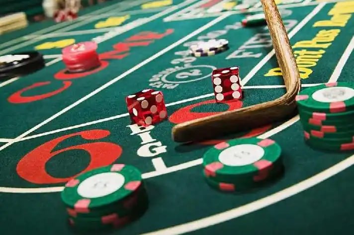 Người chơi truy cập sảnh game ee8 trên smartphone với giao diện tiếng Việt